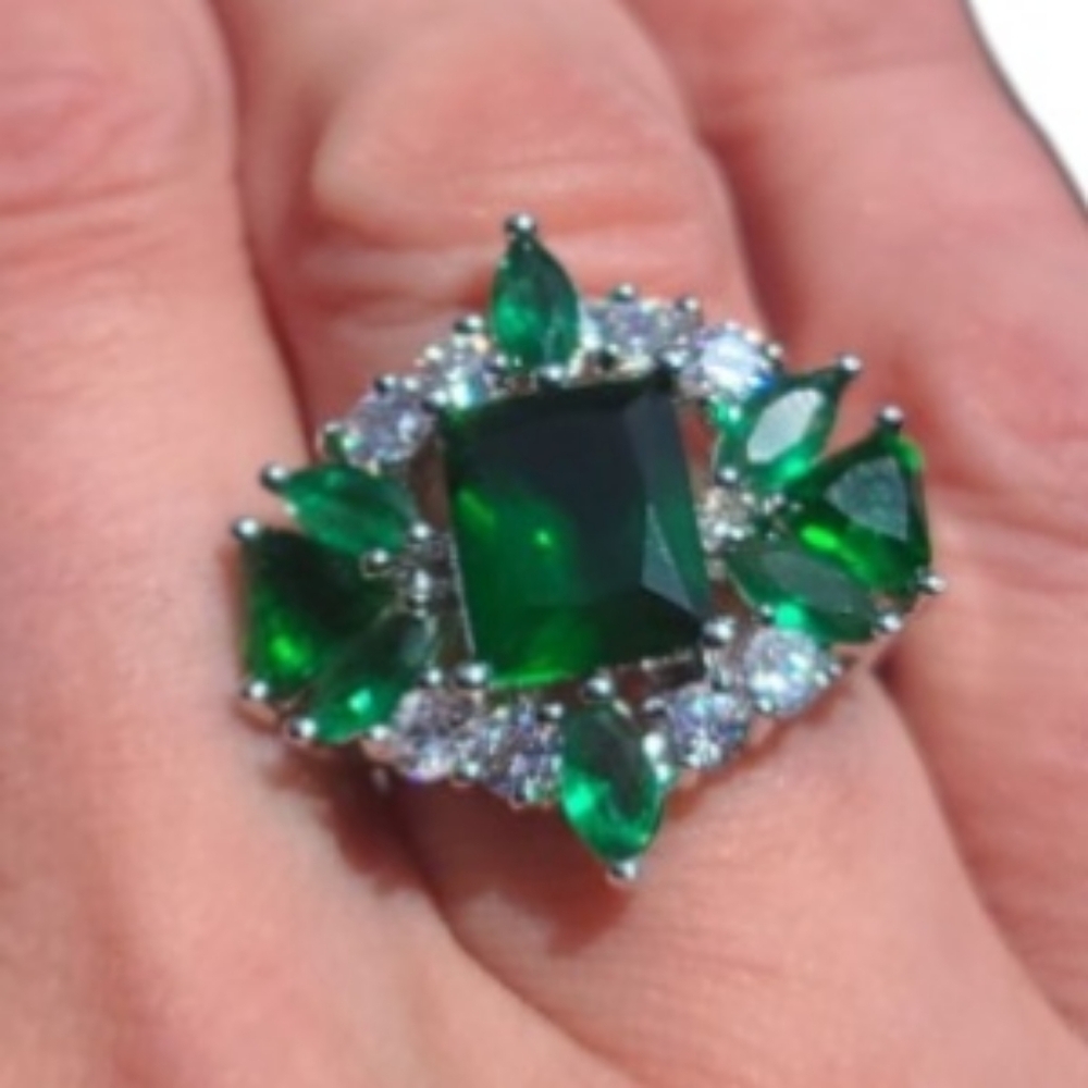 Elegant Emerald Green Sterling  Silver Ring - Picture 2 of 10